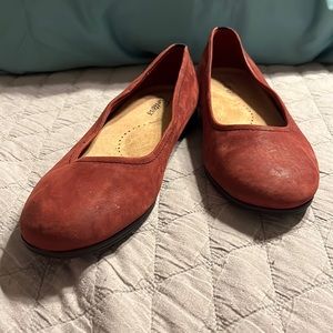 Trotters Darcey Skimmer Flat in Dark Red Leather in 7.5 W